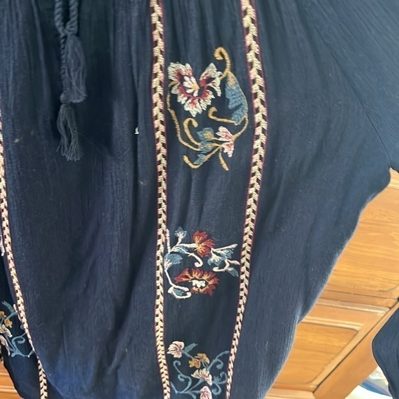 Caslon Women’s Navy Blue Peasant Top With Embroidered Flowers Size Large - Picture 4 of 8